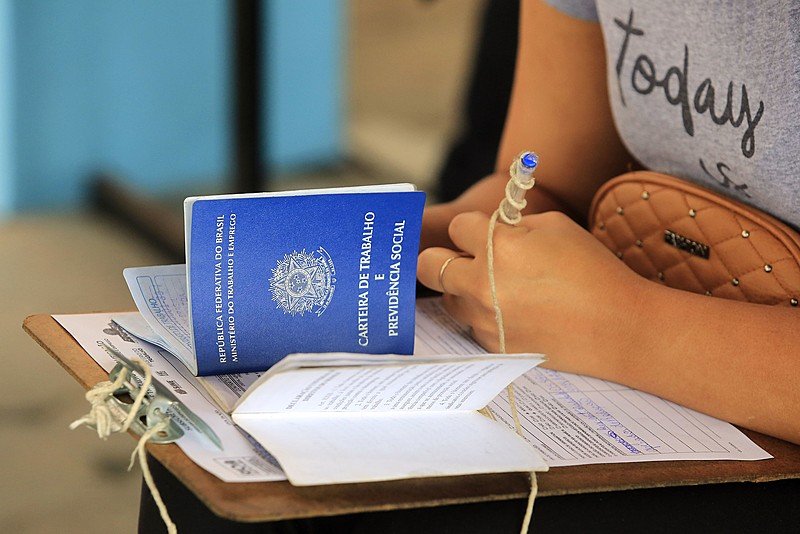 Geração de empregos desacelera, e governo culpa Selic