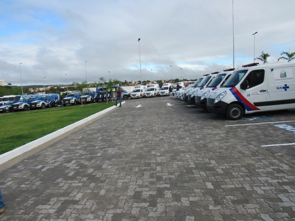 Rui Costa entrega ambulâncias para prefeituras e equipamentos para a Policia Militar