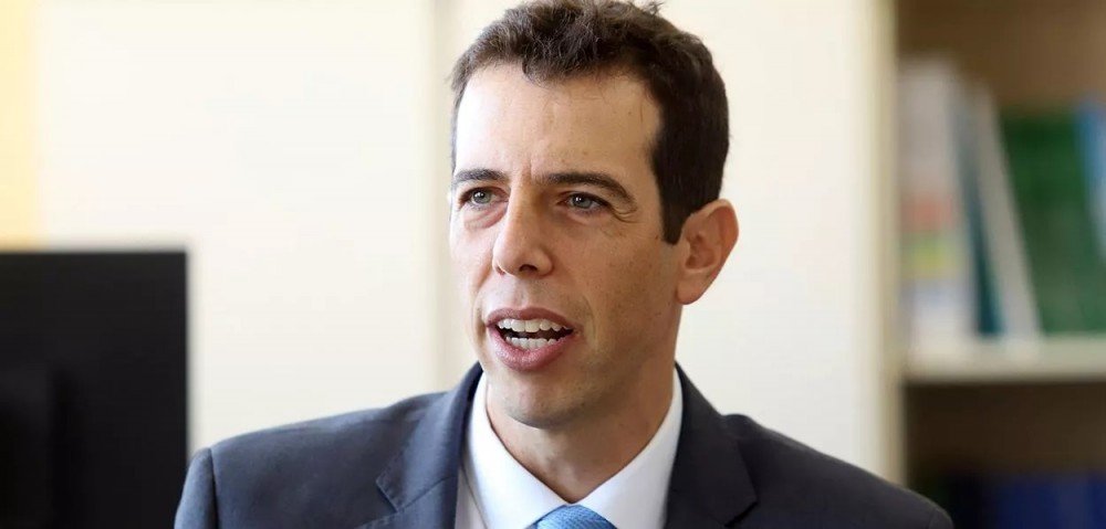 Secretário que quer acabar com livros nas escolas paulistas foi sócio de empresa de equipamentos eletrônicos