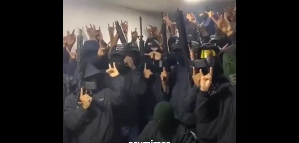 Grupo de encapuzados assume atentado no Equador; ataque favorece a direita e presidente declara estado de exceção