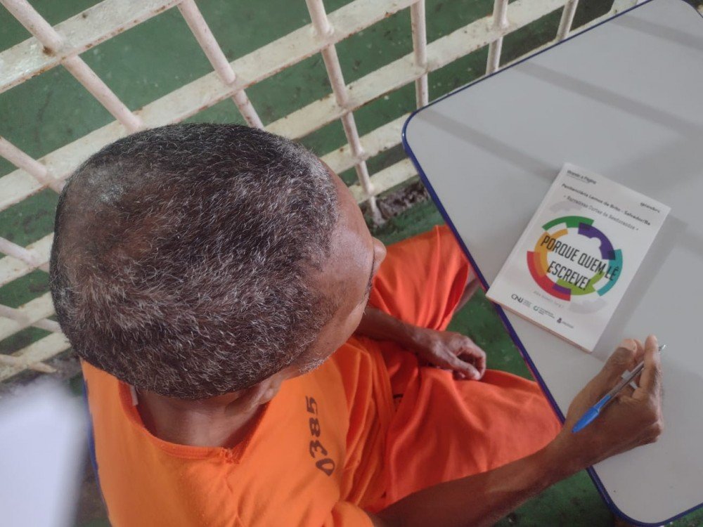 Apenados da Lemos de Brito escrevem livro e arte literária amplia sonhos de liberdade