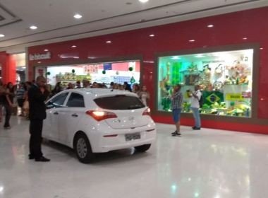 Fugindo de assalto, mulher invade shopping com o carro