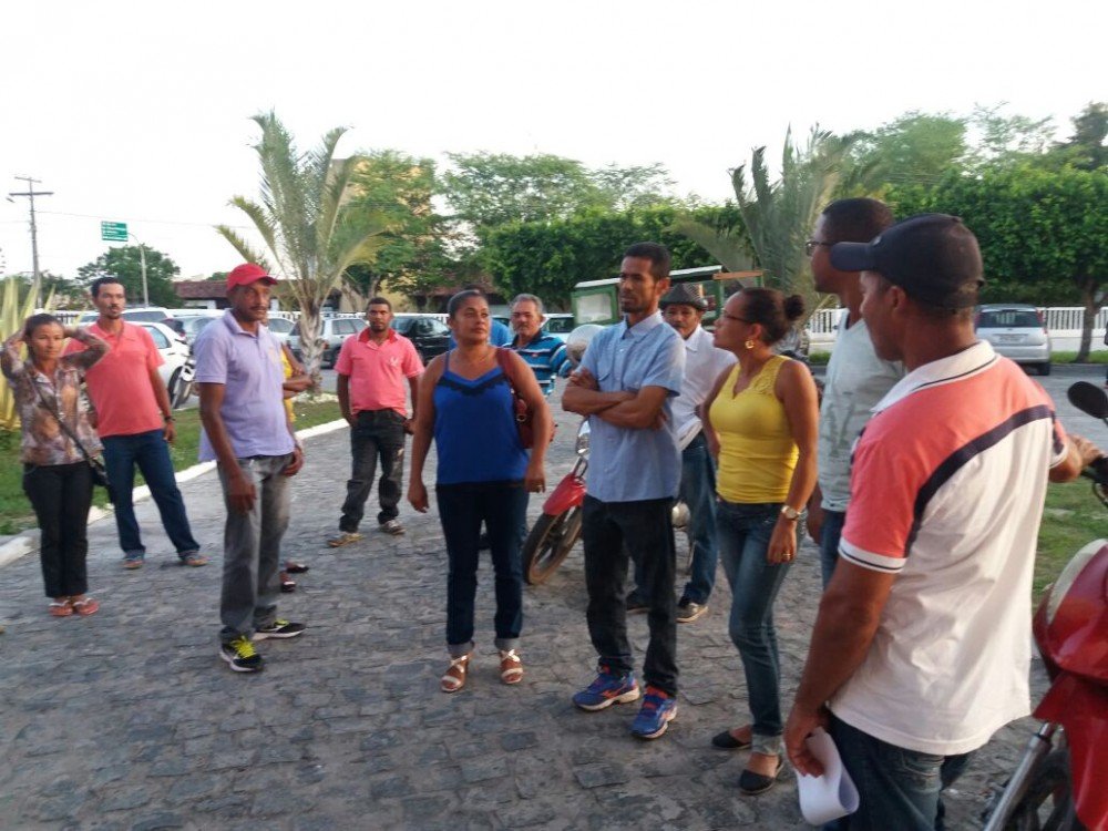 Líderes comunitários se irritam por não poder usar a Tribuna Popular.
