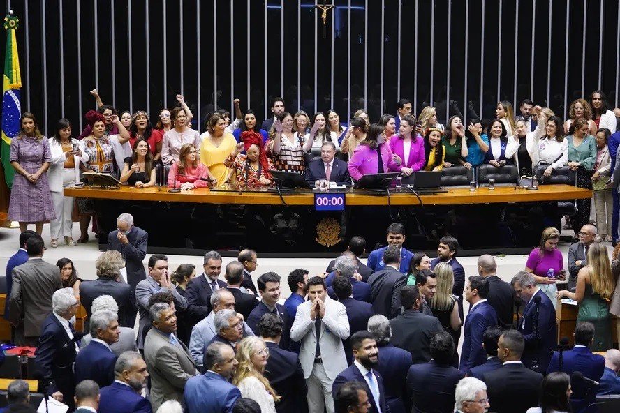 Partidos articulam trocar cota de mulheres candidatas por modelo que pode agravar falta de representatividade