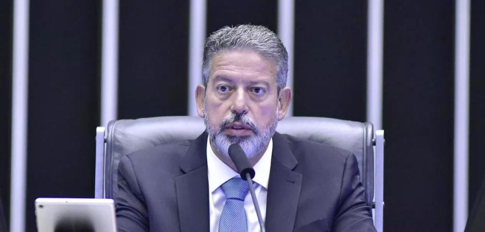 Lira critica supostos excessos da PF, diz que Lula hoje tem 350 votos na Câmara e afirma que indicará comando da Caixa