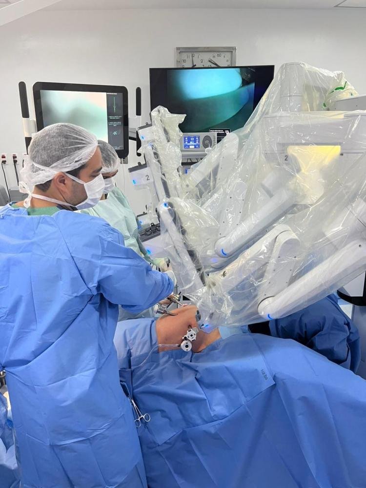 Hospital São Rafael utiliza robô para cirurgia que corrige “bexiga baixa” em paciente