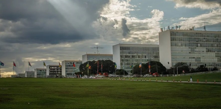 Segundo estudo de economistas da UFRJ, Governo terá de cortar 5,5% das despesas para cumprir meta do arcabouço fiscal em 2024