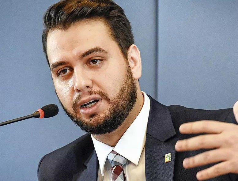 Filipe Martins, que levou proposta de ditadura a Bolsonaro, está com paradeiro desconhecido