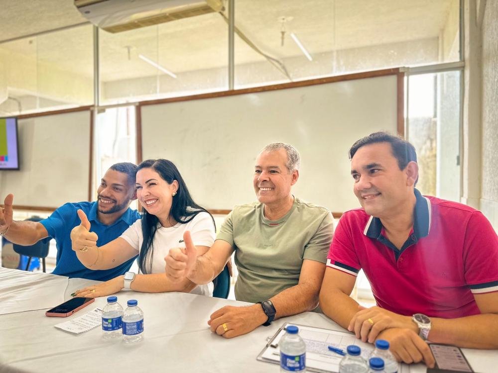 Prefeito Joaquim, deputada Ludmila e secretario de educação Gustavo Carmo ouvem a juventude de Alagoinhas e região