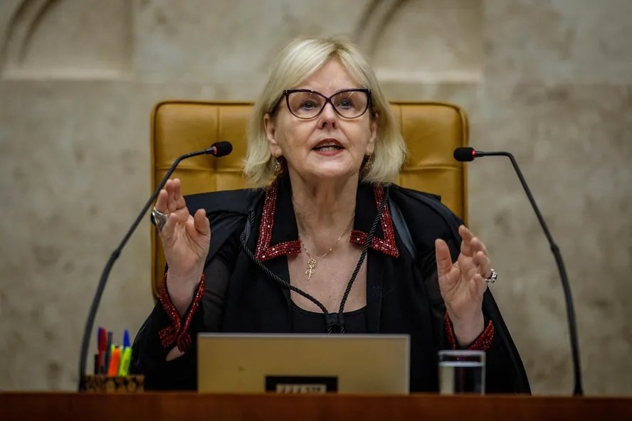 Rosa Weber se despede, entrega livro a ministros e diz que STF segue 'vigilante' na defesa da democracia