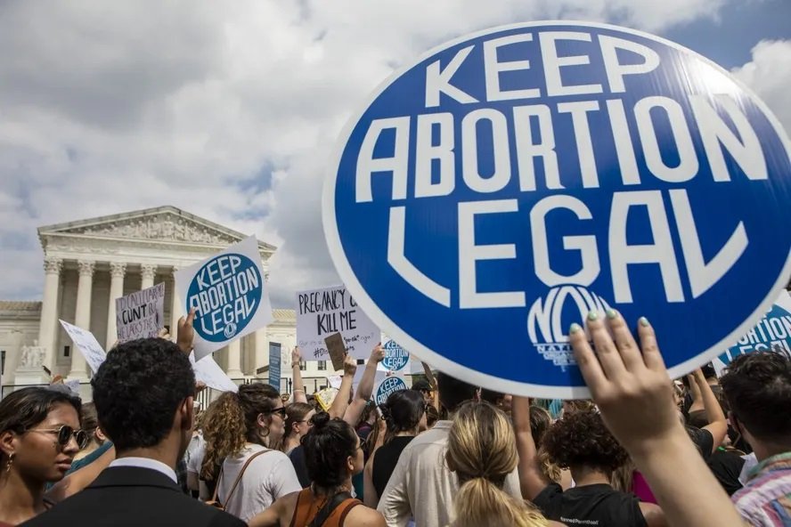 Manifestantes protestam contra decisão da Suprema Corte americana que derrubou direito constitucional ao aborto — Foto: Anna Rose Layden/NYT