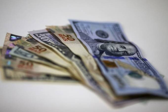 Dólar sobe e vai acima de R$3,93, maior patamar em desde março de 2016