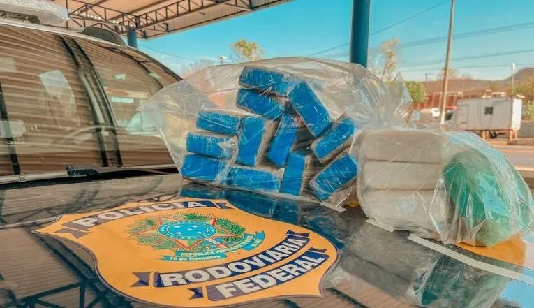 PRF apreende 16 tabletes de maconha e cocaína dentro de ônibus