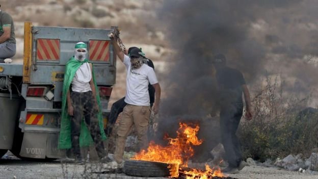 Palestinos queimam pneus de carros e bloqueiam estradas enquanto entram em confronto com as forças israelenses no distrito de Beit El, em Ramallah, Cisjordânia - GETTY IMAGES