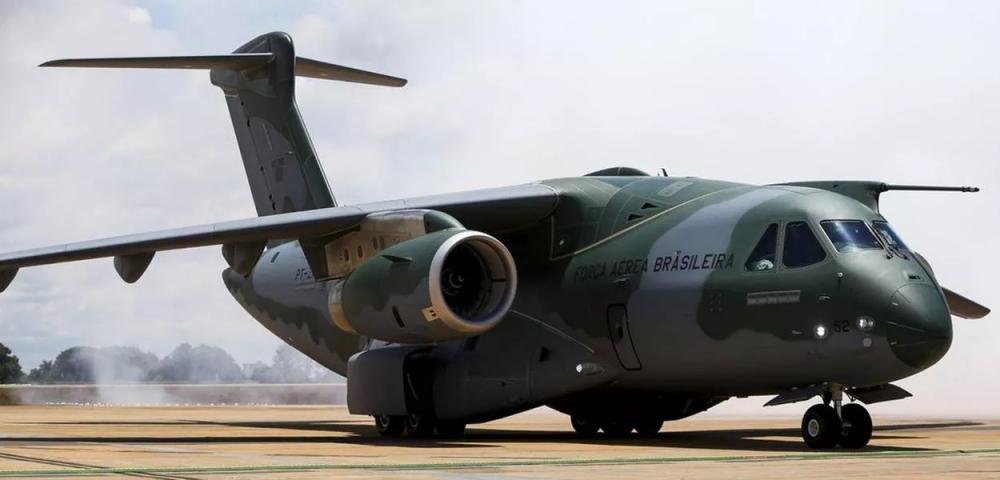 KC-390, avião para transporte tático/logístico e reabastecimento em voo desenvolvido pela Embraer, na Base Aérea de Brasília (Foto: Marcelo Camargo/Agência Brasil)