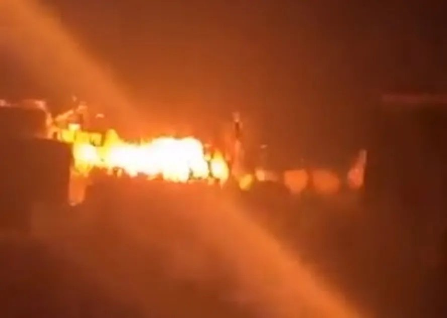 Vídeo mostra o momento em que hospital em Gaza é atingido por ataque aéreo