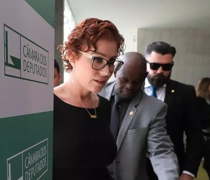 'Ridícula', dizem ministros do STF sobre versão de Zambelli para justificar busca pelo endereço de Moraes