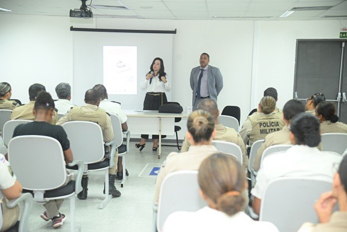 Cartilha de orientação para pessoas envolvidas em violência doméstica é apresentada para Polícia Militar em Feira de Santana