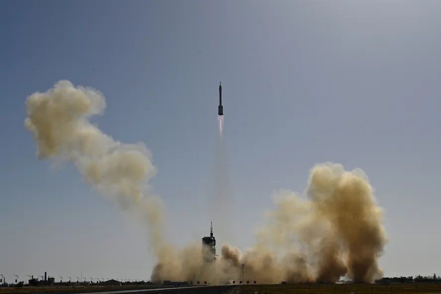 Lançamento da espaçonave Shenzhou-17: decolagem ocorreu do centro de lançamentos no deserto de Gobi — Foto: Pedro Pardo/AFP