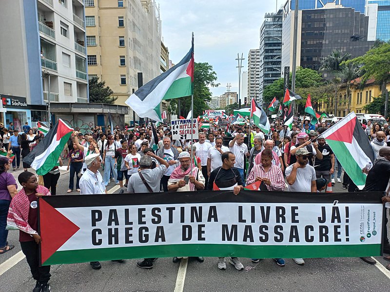 Ato em solidariedade à Palestina reúne 2 mil pessoas na Avenida Paulista neste domingo