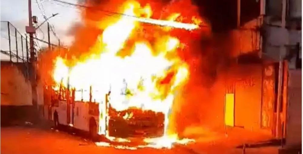 Transporte permanece suspenso após ônibus ser incendiado em Salvador
