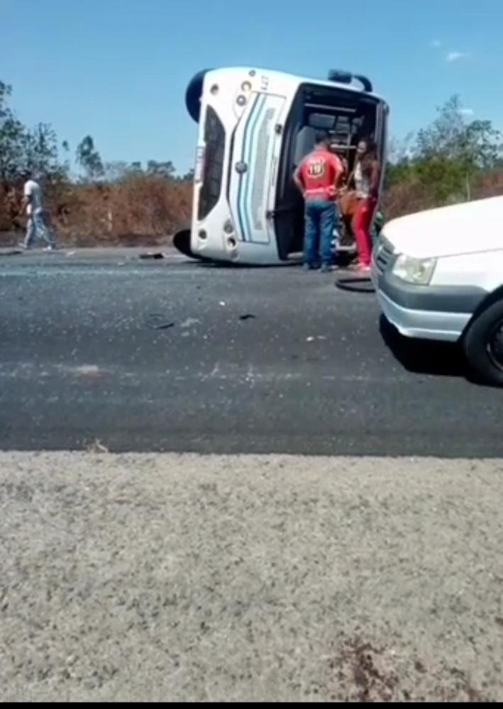 Acidente de ônibus deixa um morto e 12 feridos na BR-110, em Alagoinhas ATUALIZAÇÃO