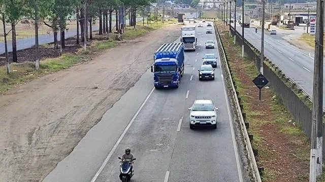 BR-324 tem movimento intenso no início do feriado