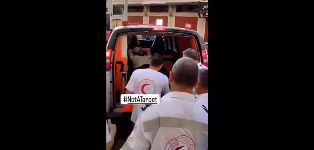 Israel ataca ambulância em Gaza e deixa socorristas feridos (vídeo)