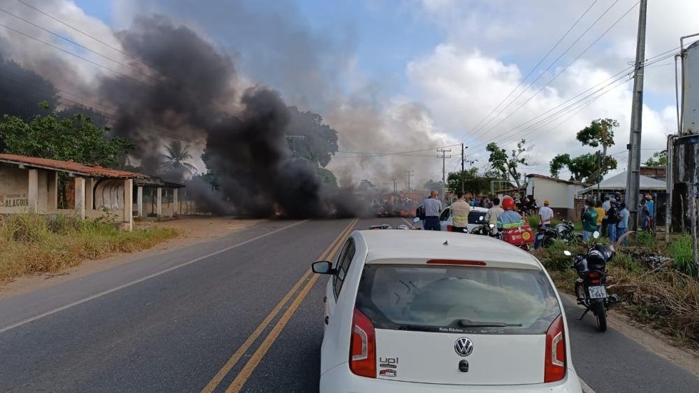 Moradores de Alagoinhas interditam BR-110 em protesto contra falta de água