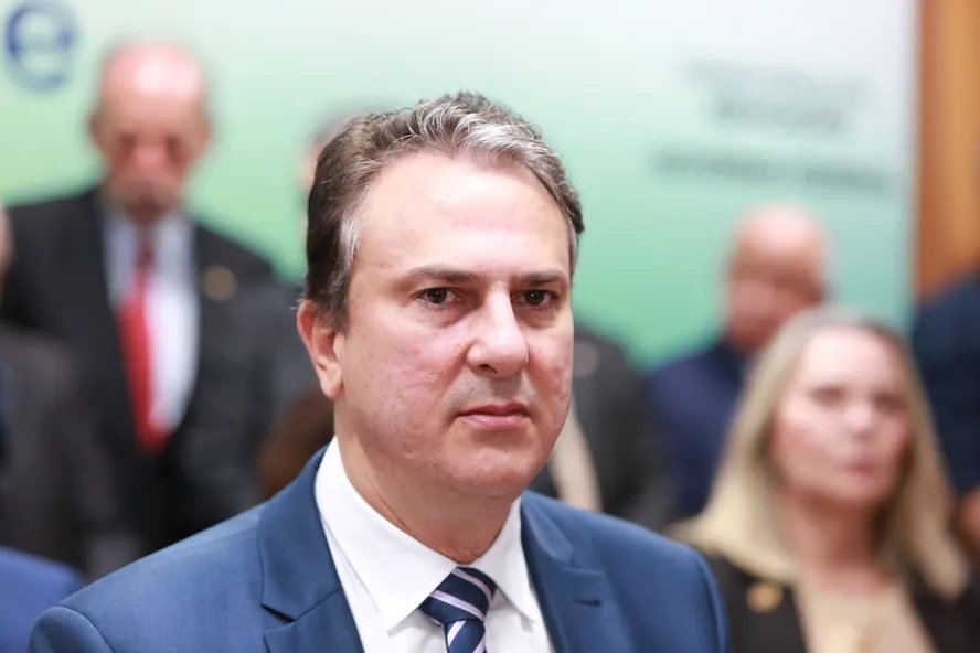 Ministro da Educação descarta cancelar Enem após vazamento de imagens da prova antes da hora: 'De forma alguma'