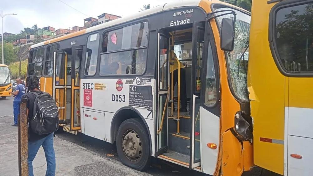 Engavetamento entre três ônibus deixa 21 feridos na Suburbana