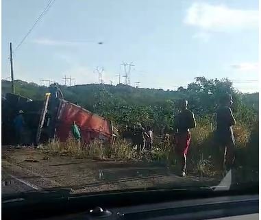 BR-110: Carreta carregada de cervejas tomba e carga é saqueada