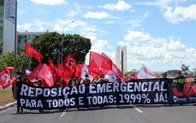 Servidores federais realizam manifestação por reajuste salarial nesta quarta (8)