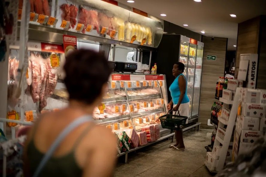 Reforma Tributária melhora distribuição de renda ao reduzir impacto de impostos sobre mais pobres