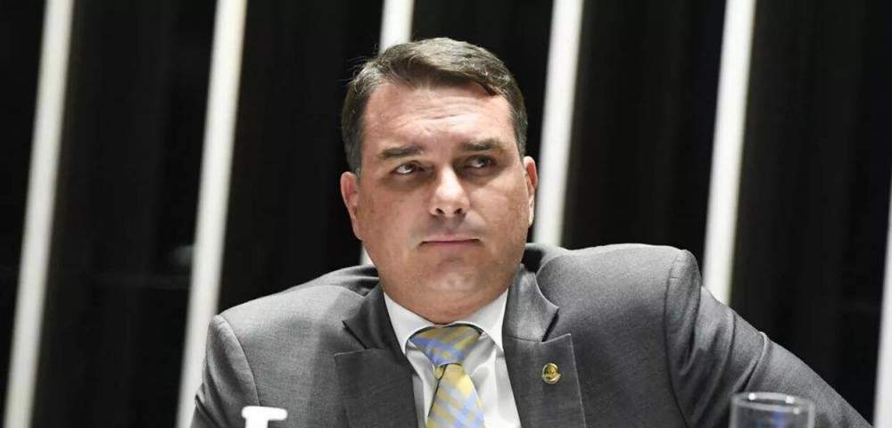 Ex-sócio alega que Flávio Bolsonaro obteve R$ 619 mil em espécie sem declarar à Receita Federal
