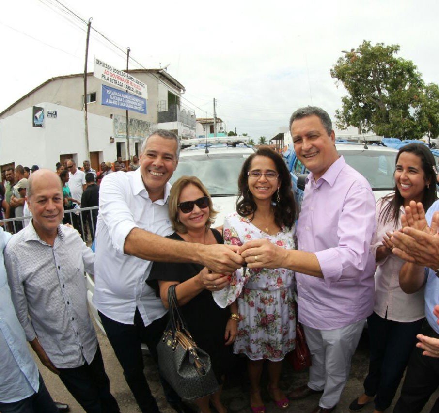Rui Costa se emociona com recepção popular em Cardeal da Silva.