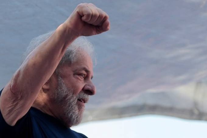 PT anuncia oficialmente a candidatura de Lula, preso, à presidência