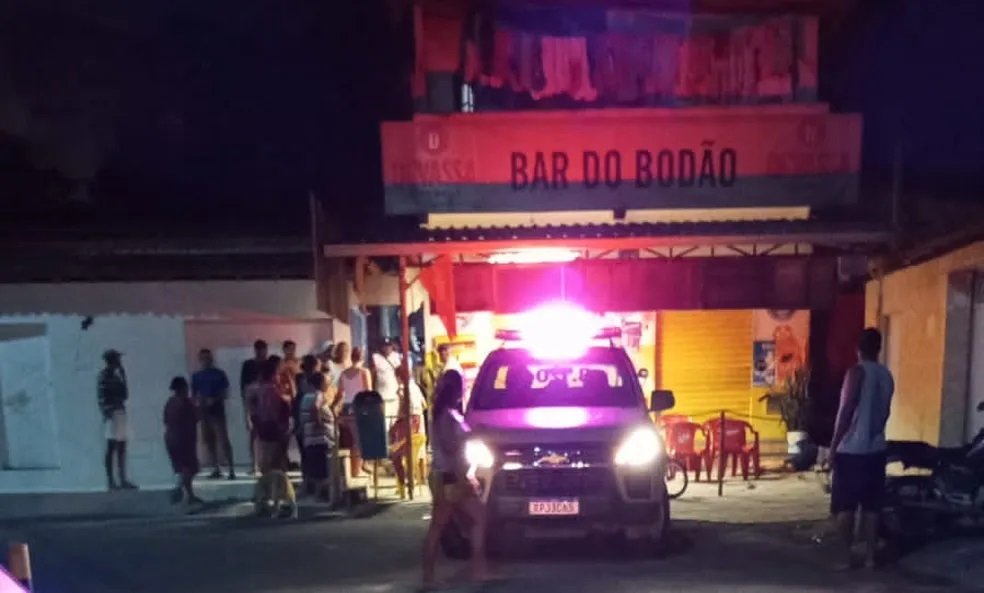Homem é morto e duas pessoas são baleadas em bar na RMS; menina de 6 anos está entre feridos