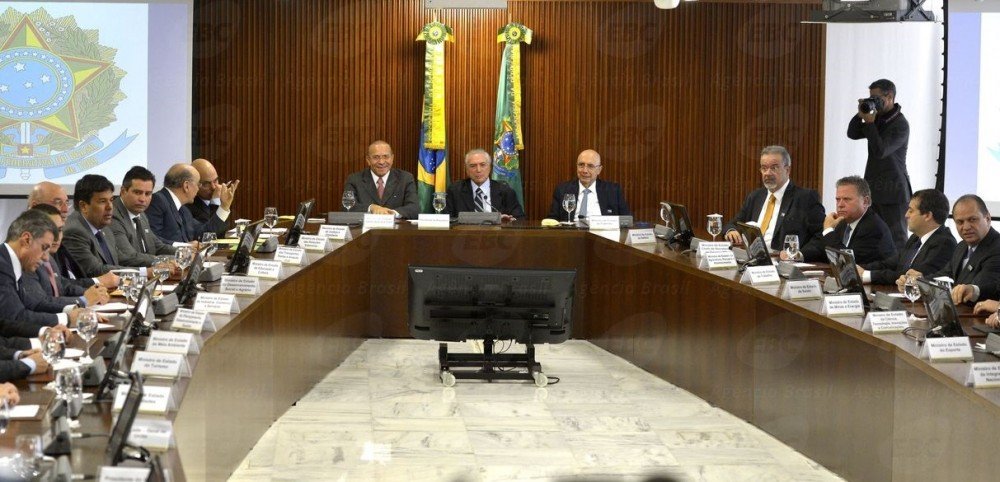 Candidatos que foram ministros de Temer evitam mencioná-lo