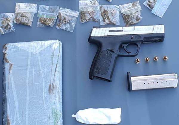 Polícia surpreende ‘bonde’ no Alto das Pombas e apreende pistola e drogas, em Salvador