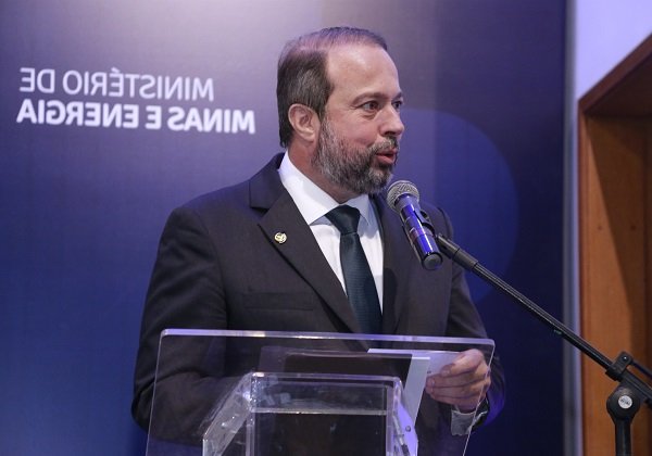 Ministro de Minas e Energia defende volta do horário de verão