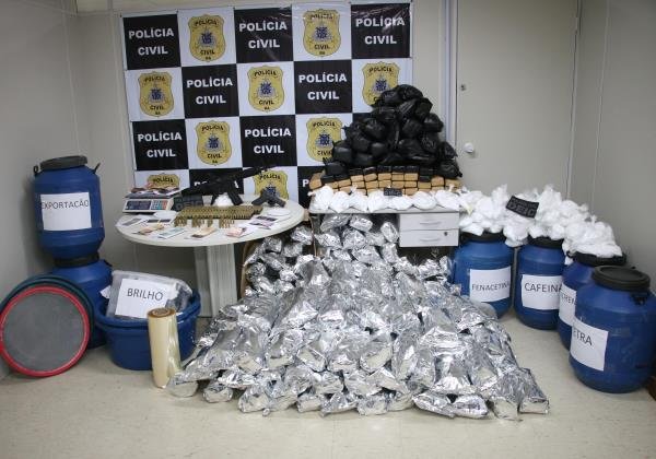 Polícia desmonta laboratório de drogas em casa de veraneio na Praia de Ipitanga