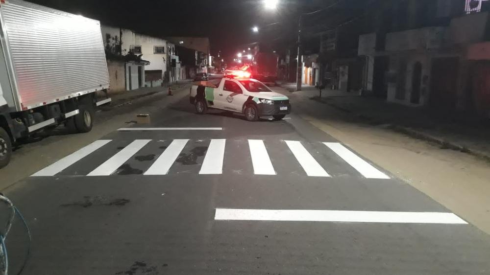 Em Alagoinhas, SMTT intensifica trabalho de sinalização de vias com pintura de canalizações e faixas de pedestres