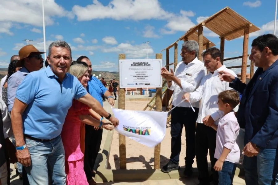 “Éramos esquecidos e a política não chegava até a gente. Estou aqui para mudar essa realidade”, afirma Jerônimo durante entregas em Botuporã