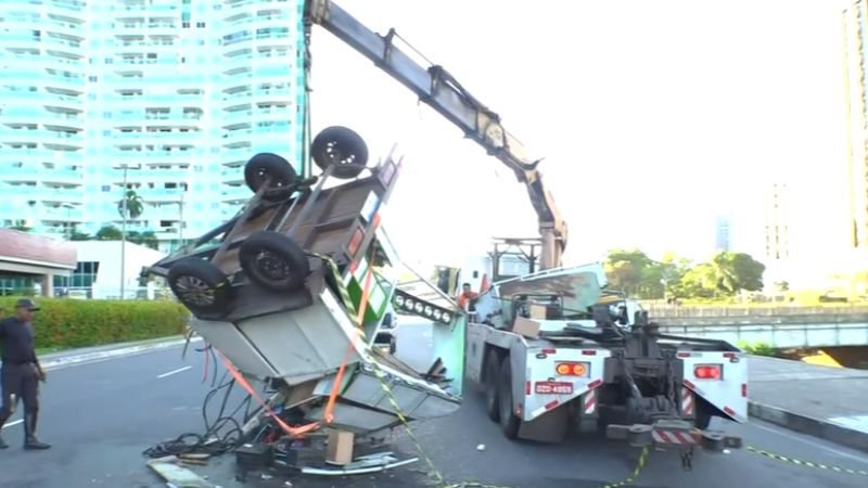 Em Salvador, carrocinha com paredão fica destruída após capotamento