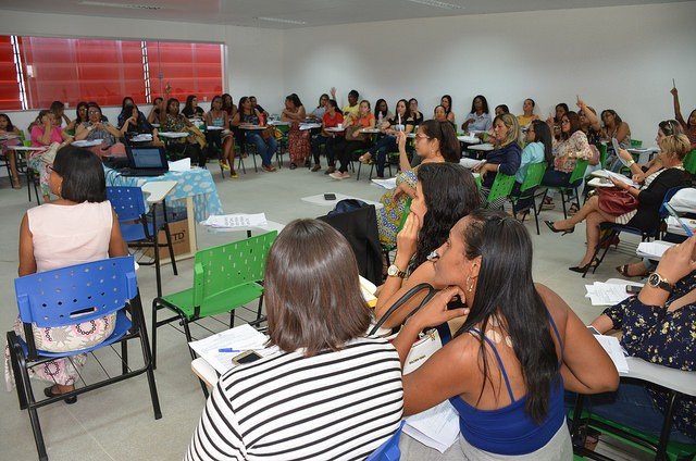 Em decisão democrática da rede municipal, professores escolhem unificar o livro didático que atende às unidades escolares