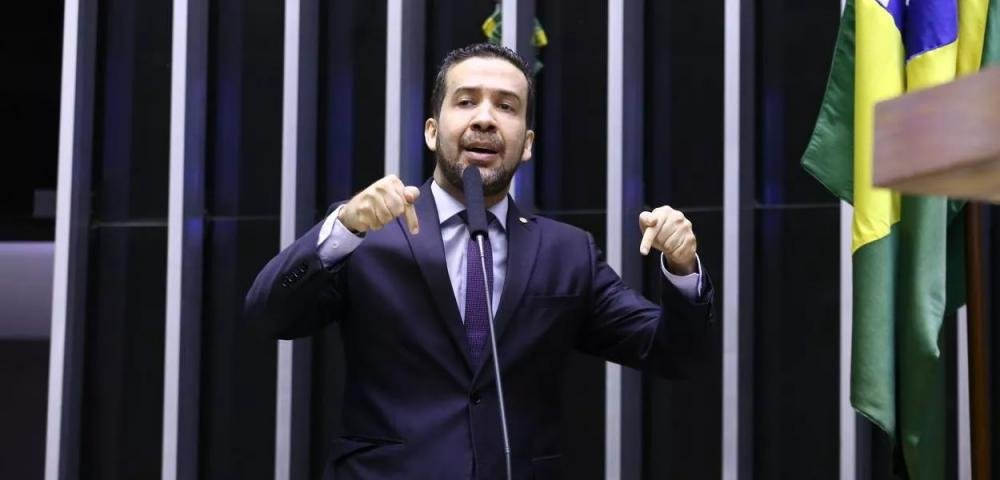 PF investiga se gabinete de André Janones tinha esquema de 