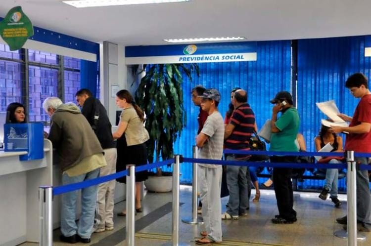 Aposentados e pensionistas começam a receber 1ª parcela do 13º salário
