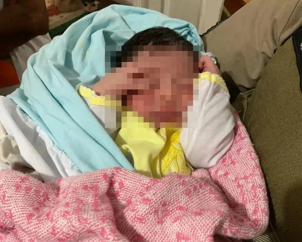 Bebê é encontrado com vida dentro de saco plástico em Catu