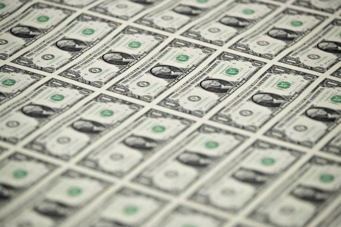 Dólar cai mais de 1% com movimento de correção